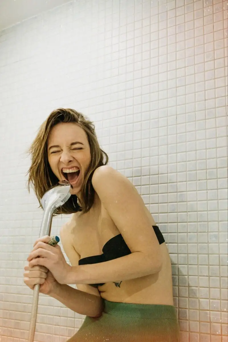 Al cantar en la ducha, las ondas sonoras que reciben los oídos se multiplican, lo que hace que aumente la intensidad de la voz | Fuente: Pexels / Ivan Mudruk