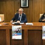El alcalde de Ponferrada, Olegario Ramón, junto a la directora de la Fundacin Bas Van de Goor, Petra Seegers (I), y la directora médica de Atención Primaria del Hospital del Bierzo, Isabel González (D), durante la presentación de la segunda edición del programa de marchas "Camino para cambiar la diabetes"