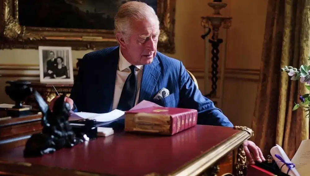 La primera foto oficial del rey Carlos III en su despacho de Buckingham.