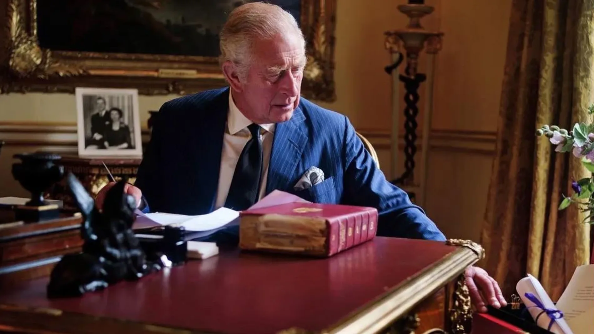 La primera foto oficial del rey Carlos III en su despacho de Buckingham.