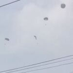 En el centro de la imagen, el paracaídas del soldado que no logró abrirse.