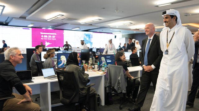 Tamim bin Hamad Al Thani, junto al presidente de la FIFA Gianni Infantino