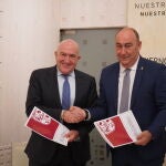 Jesús Julio Carnero firma con el presidente de la Diputación de Segovia. Miguel Ángel de Vicente