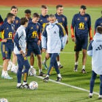Luis Enrique bromea con sus jugadores durante el entrenanmiento