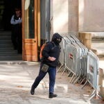 El exprofesor de los Maristas de Barcelona Joaquín Benítez, acudió a la Audiencia de Barcelona para serle comunicado que le da diez días para ingresar voluntariamente en la cárcel y cumplir la condena de 21 años y 9 meses que se le impuso por abusar sexualmente de cuatro alumnos. EFE/Alejandro García