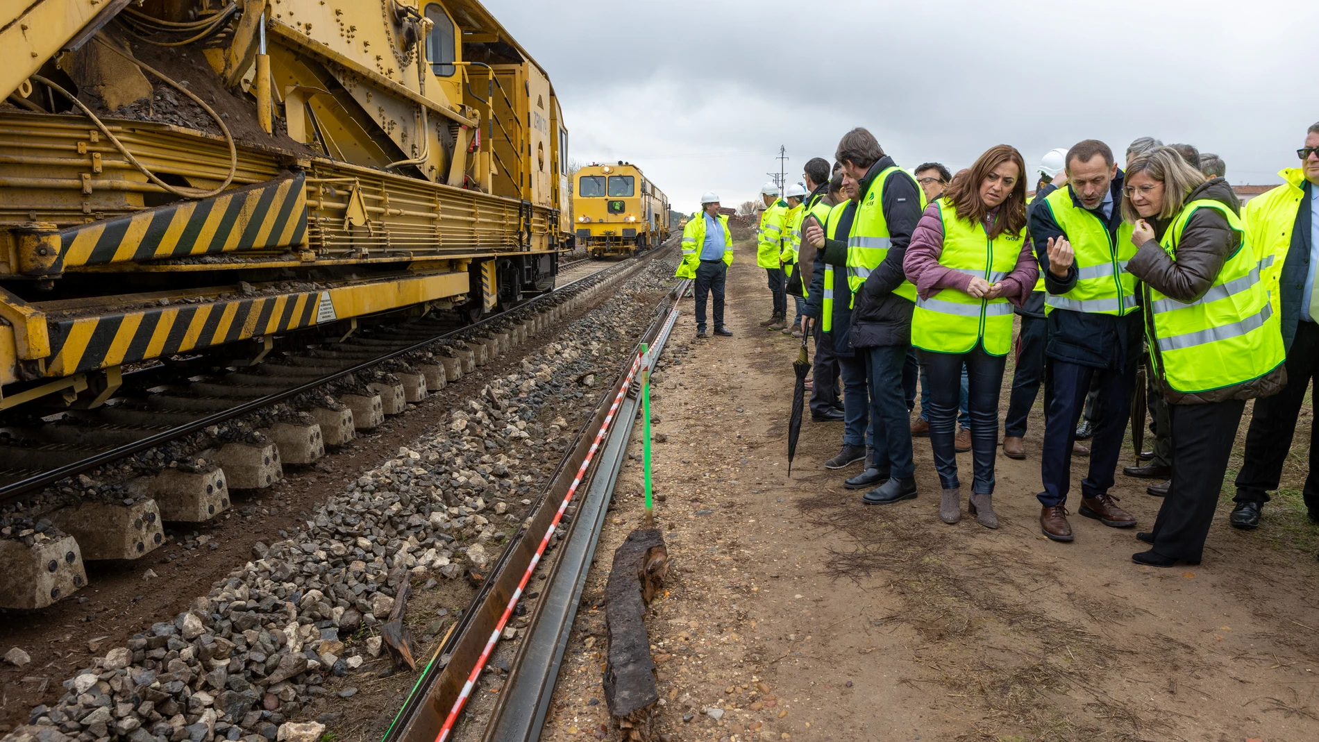 El alcalde de Soria, Carlos Martínez, y la presidenta de Adif, María Luisa Domínguez y la delegada de Gobierno, Virginia Barcones visitan las obras de renovación de la vía férrea en Tardelcuende