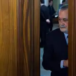 El expresidente andaluz José Antonio Griñán accede a la sala de la Audiencia de Sevilla donde tiene lugar el juicio de la pieza política del caso ERE para comenzar su declaración, al rechazar el exconsejero de Empleo Antonio Fernández seguir contestando al juez.
