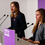 La secretaria de Acción Institucional de Podemos,María Teresa Pérez, y el portavoz de Podemos, Pablo Fernández, durante la rueda de prensa ofrecida este lunes en la sede de la formación, en Madrid.