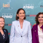 (I-D) La vicepresidenta primera y ministra de Asuntos Económicos y Transformación Digital, Nadia Calviño; la ministra de Industria, Comercio y Turismo, Reyes Maroto, y la ministra de Hacienda y Función Pública, María Jesús Montero