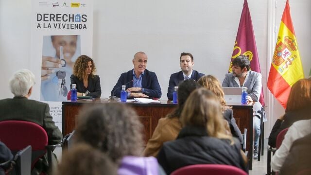 El alcalde de Sevilla, entre otros, durante la presentación del proyecto. AYUNTAMIENTO DE SEVILLA