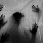Las parasomnias se pueden clasificar por la presencia de experiencias indeseables que ocurren durante el sueño o durante las transiciones del sueño y la vigilia