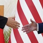 El presidente de EE UU, Joe Biden, da la mano a su homólogo chino, Xi Jinping este lunes en Bali
