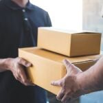 Después de una histórica multa de 70.000 euros, la forma en la que llegan los paquetes a nuestro domicilio ha cambiado para siempre | Fuente: Dreamstime