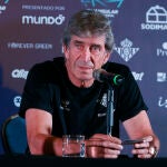 Manuel Pellegrini, director técnico del Real Betis, habla durante una rueda de prensa, en Santiago (Chile). EFE/ Elvis González