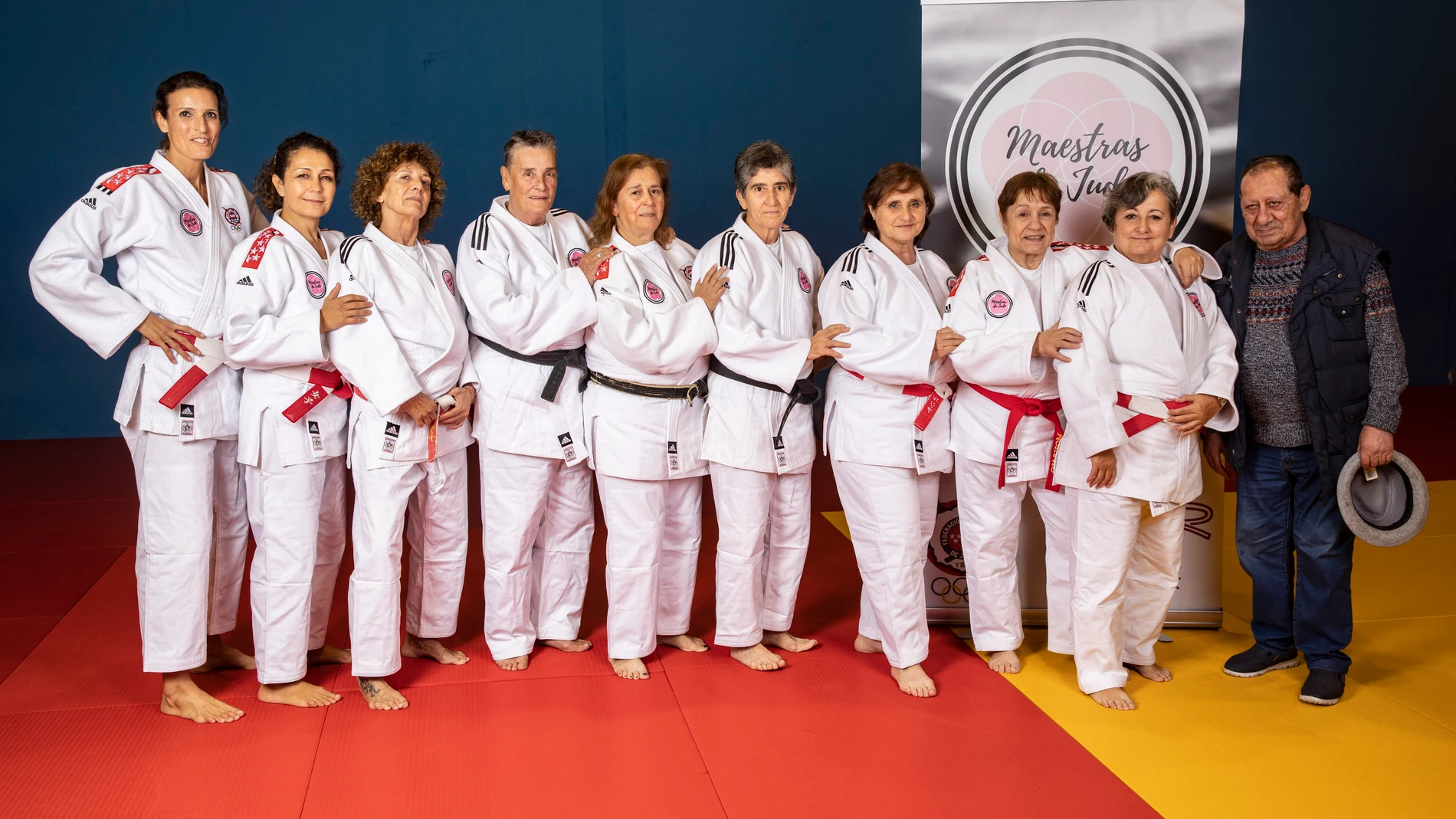 Beatriz Martín, Almudena López, Carmen Solana, Inés Kaspers, Delia Blanco, Pilar Otegui, Lucía, Mayes, Sacramento Moyano, María Luisa Iglesias y el entrenador Vicente Cepeda