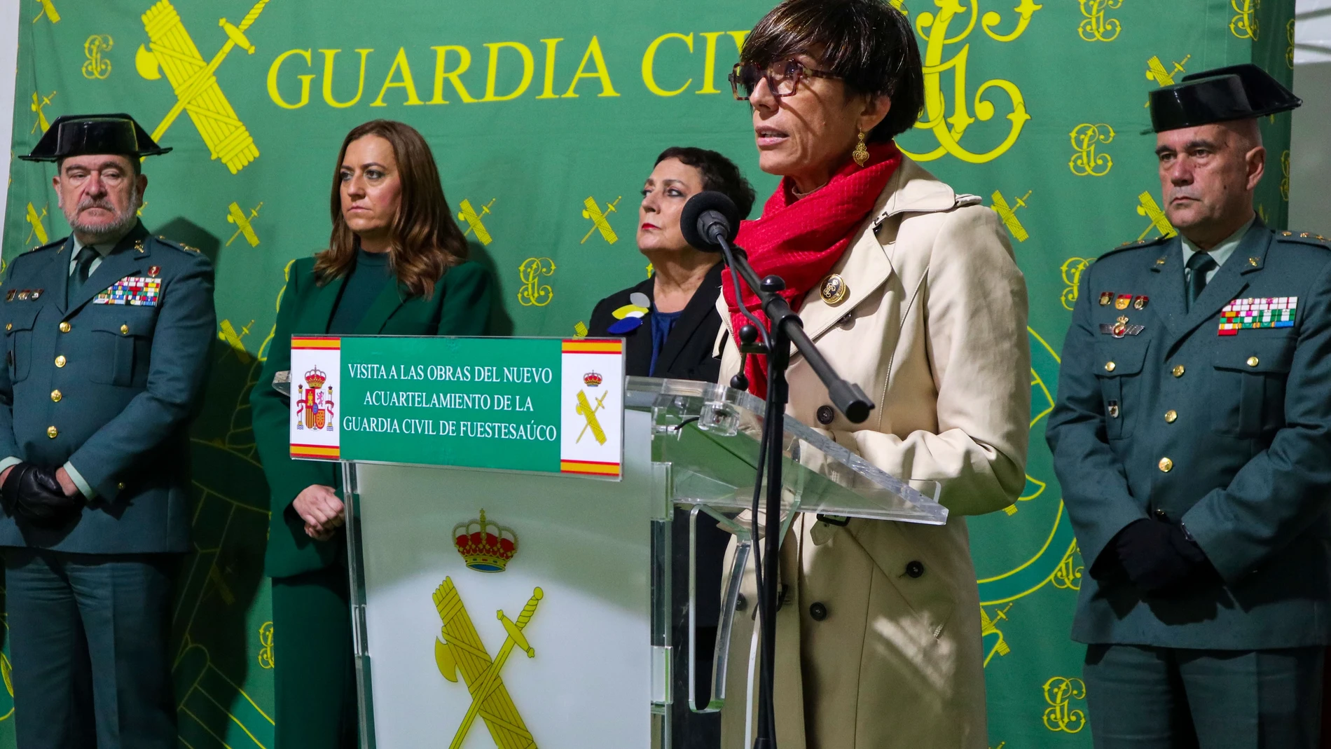 FUENTESAÚCO (ZAMORA), 15/11/2022.- La directora general de la Guardia Civil, María Gámez acompañada por la delegada del Gobierno en CyL, Virginia Barcones presentan el proyecto del nuevo cuartel que se construirá en Fuentesaúco (Zamora). EFE/Mariam A. Montesinos