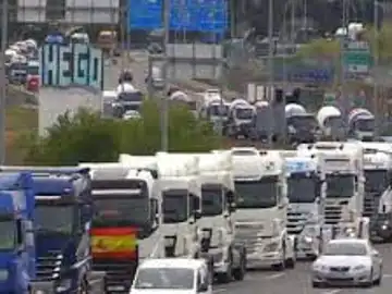 Marcha lenta de camiones camino de Madrid Marcha lenta de camiones camino de Madrid