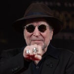 Joaquín Sabina posa durante la presentación del documental "Sintiéndolo mucho"