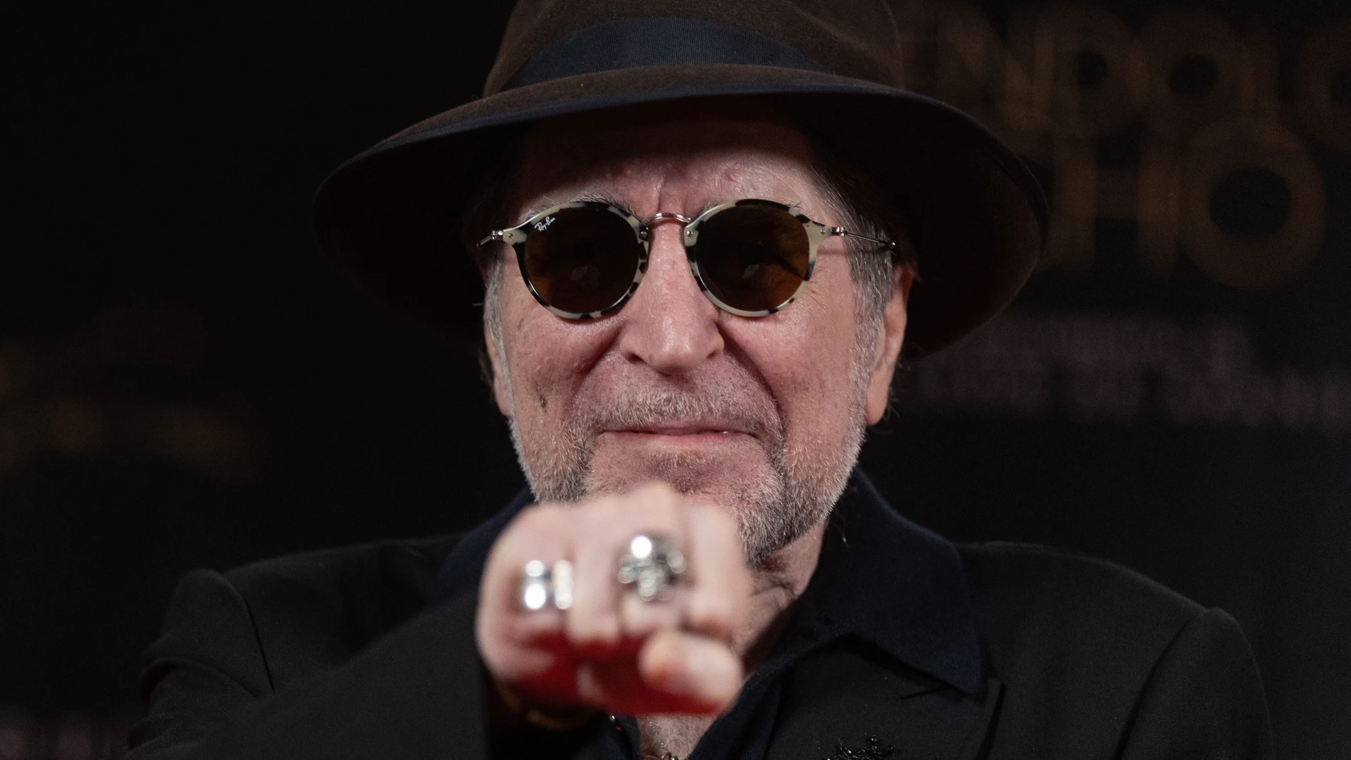 Joaquín Sabina posa durante la presentación del documental "Sintiéndolo mucho"