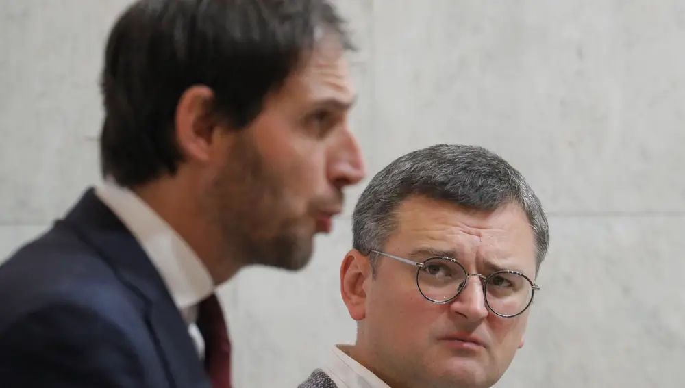 El ministro de Asuntos Exteriores de Ucrania, Dmytro Kuleba, escucha durante una rueda de prensa conjunta con su homólogo holandés, Wopke Hoekstra, en Kyiv, antes del ataque ruso