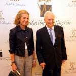 Mario Vargas Llosa y la Infanta Elena durante la entrega del 'Capote de las Artes 2022'