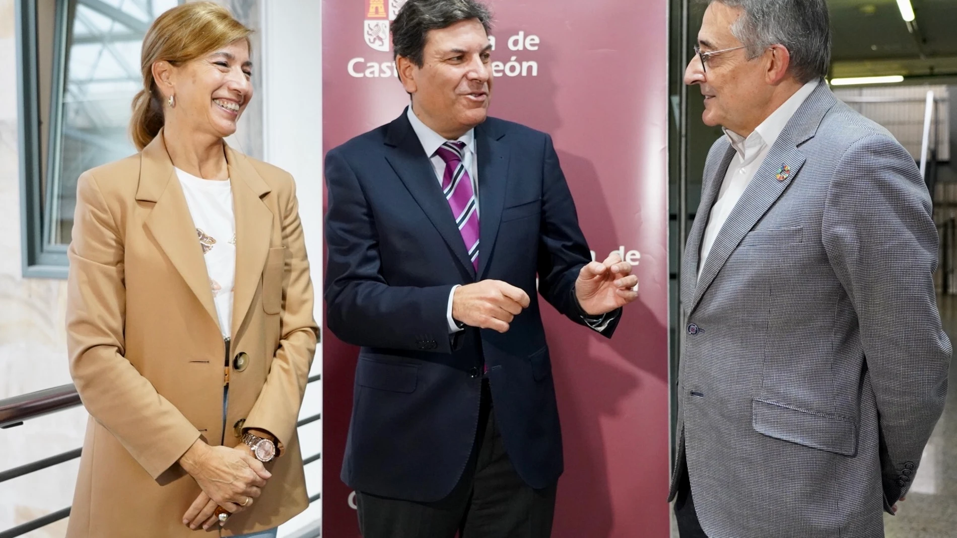 El consejero de Economía y Hacienda y portavoz, Carlos Fernández Carriedo, preside la constitución de la Mesa para impulsar el primer Plan Autonómico del Hábitat de España