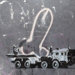 Un nuevo grafiti realizado con el estilo característico del grafitero británico Banksy que representa un vehículo militar ruso con la letra Z se ve en una pared del centro de Kyiv