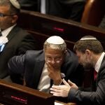 El diputado ultra CItamar Ben Gvir (centro) en el Parlamento israelí