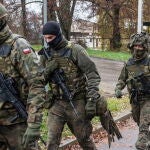 Soldados y policías polacos en la operación abierta en Przewodow para investigar la explosión de dos misiles