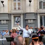 Los concentrados de la Asociación por la Reconciliación y la Memoria Histórica, con una foto de Calvo Sotelo, junto al Palace