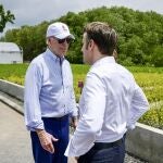 Emmanuel Macron y Joe Biden conversan durante la reciente Cumbre del G-20 en Bali (Indonesia)