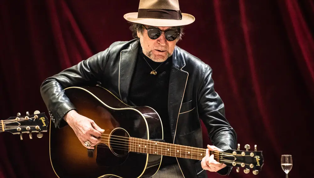 Joaquín Sabina en "Sintiéndolo mucho", el documental de Fernando León de Aranoa que parte como favorito para los Premios Goya