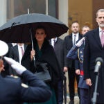El Rey Felipe VI (d) y la Reina Letizia durante la ceremonia de bienvenida celebrada en el Palacio Presidencial en Zareb, Croacia.