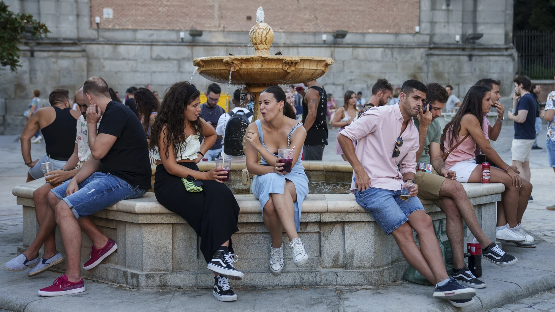Varios jóvenes hacen «botellón» en las pasadas fiestas de La Paloma, de Madrid