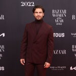 El actor Maxi Iglesias posa a su llegada a la gala de entrega de los premios Women of the Year que Bazaar entrega este miércoles en Madrid.