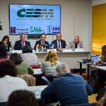 Rueda de prensa convocada por la Confederación de Sindicatos Médicos de España este miércoles en Madrid. En la mesa, la secretaria general de SM Euskadi, Mabel Arciniega; el secretario general de Metges de Catalunya, Xavier Lleonart; el presidente de CESM, Tomás Toranzo; el secretario general de CESM, Gabriel del Pozo, y el presidente del Sindicato Médico Andaluz, Rafael Carrasco
