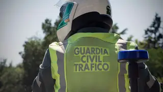Agente de la Guardia Civil de Tráfico. GUARDIA CIVIL Agente de la Guardia Civil de Tráfico. GUARDIA CIVIL