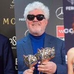 Antonio de la Torre (izda.), Pedro Almodóvar y Clara Lago, primeros nombres propios de la temporada de premios