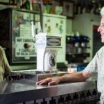 Fotograma del documental en el que el artista Kiko Veneno interviene tras la barra del bar de Pepe 'El Mudo'. CRUZCAMPO