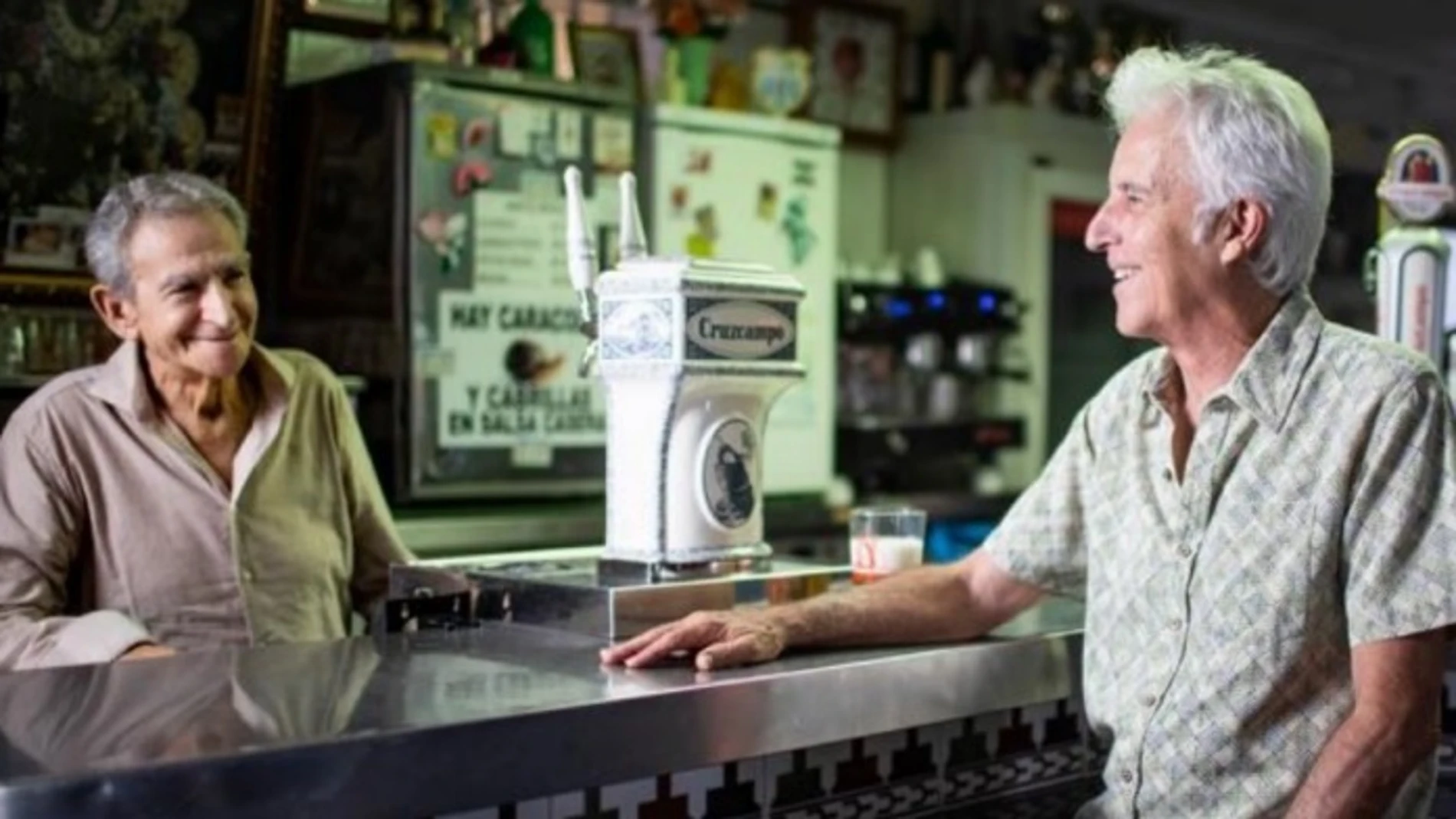 Fotograma del documental en el que el artista Kiko Veneno interviene tras la barra del bar de Pepe 'El Mudo'. CRUZCAMPO