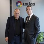 El director general de Deportes de la Consejería de Cultura, Turismo y Deporte, Enrique Sánchez-Guijo, y el presidente de LaLiga, Javier Tebas, suscriben el acuerdo