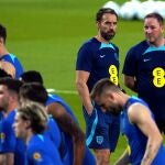 Gareth Southgate, seleccionador inglés, observa el entrenamiento de su equipo