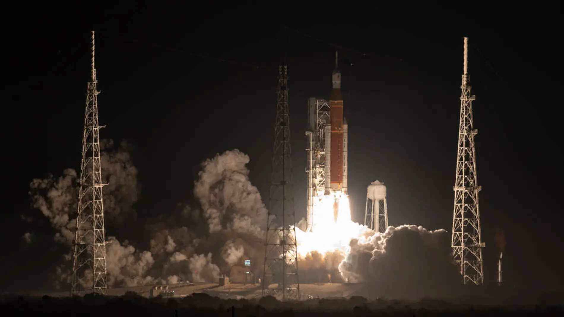 El SLS despegando desde la rampa de lanzamiento 39B del Kennedy Space Center.