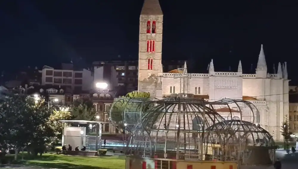 La Antigua de Valladolid teñida de rojo