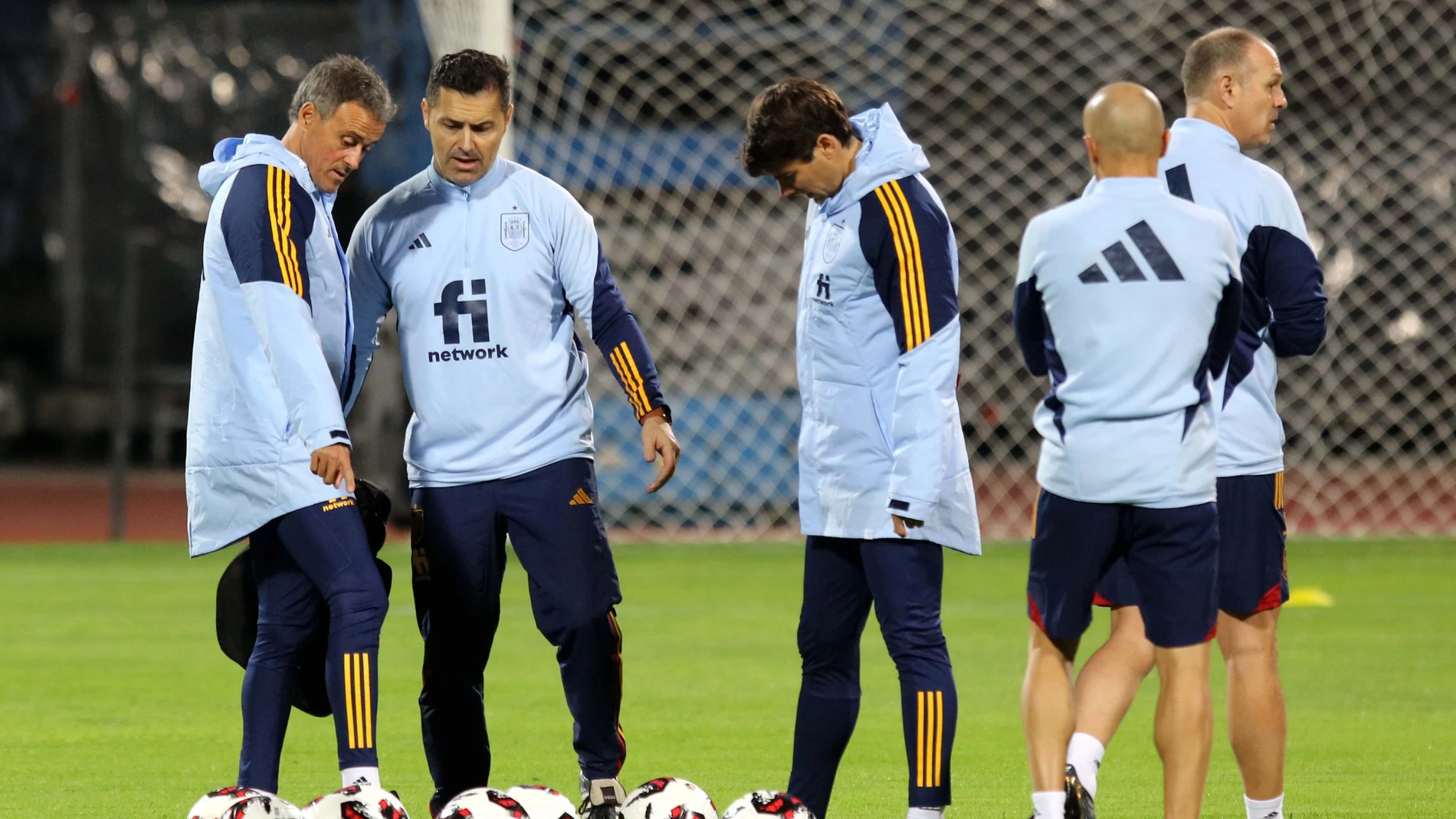Luis Enrique y su equipo en un entrenamiento de la selección española. En Qatar, según la Inteligencia Artificial perderá en octavos