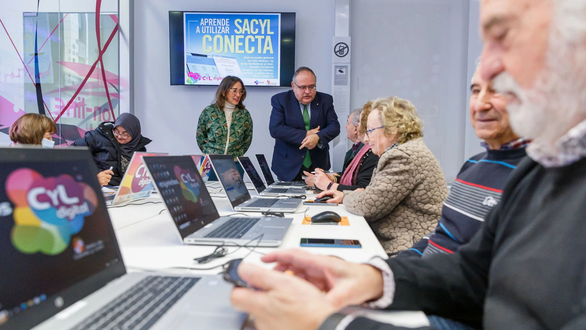 La consejera de Movilidad y Transformación Digital, María González Corral, y el consejero de Sanidad, Alejandro Vázquez, acompañados por el delegado territorial, José Mazarías, presentan el curso de formación sobre la aplicación móvil Sacyl Conecta