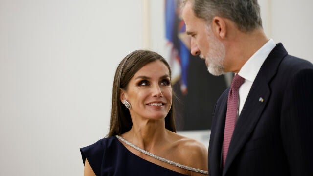 Los reyes Felipe VI (d) y Letizia (i) durante la cena en su honor celebrada en el Palacio Presidencial de Zagreb, este miércoles en Croacia.