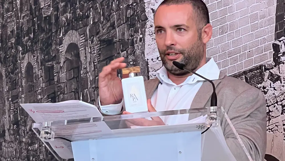 David Fernández quiso acompañar el lanzamiento del perfume RAPA con un taller práctico en el que invitó a todos los asistentes al evento a conocer y oler de primera mano los componentes originales y las notas artísticas que él ha utilizado.
