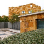 Detalle de una vivienda de la calle José Bastos de Madrid en la que la presidenta del Grupo Eulen, María José Álvarez, fue atacada ayer por dos hombres armados cuando viajaba en un coche junto a su escolta