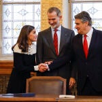 ZAGREB (CROACIA), 17/11/2022.- La reina Letizia (i) estrecha la mano al presidente de Croacia, Zoran Milanovic (d), en presencia del rey Felipe VI durante la firma del Memorando de Entendimiento (MoU) por parte del ministro de Ciencia y Educacion de la República de Croacia, Radovan Fuchs, y la ministra de Ciencia e Innovación de España, Diana Morant, en el marco de un foro científico empresarial centrado en el proyecto IFMIF-DONES celebrado este jueves, en los Archivos Estatales de Croacia, en Zagreb, en la segunda y última jornada de la visita oficial de los reyes Felipe y Letizia al país balcánico. EFE/ Chema Moya